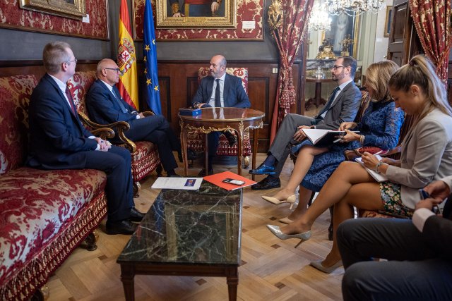 Reunión en el Senado de España 