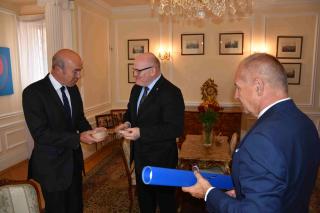 The handover of Artis Bohemiae Amicis Award to Mr. Jonathan Marsden 