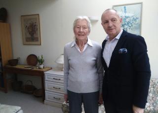 Velvyslanec Libor Sečka s paní Annou Allottovou v jejím domě v Somersetu Část darovaných materiálů, knih a fotografií Sabrina Sečková s paní Annou nad historickými materiály po její české mamince