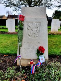 Hrob Karla Hájka na hřbitově Cambridge City Cemetery navštíven 8. února 2020.