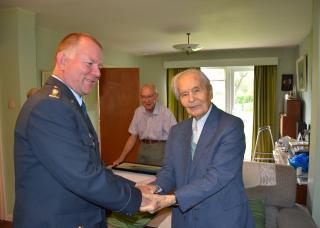 Plk. Jiří Svatoš přeje k 98. narozeninám gen. Miroslavovi Liškutínovi 