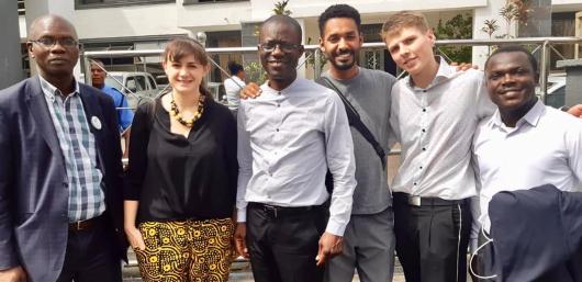 Na krajích spolupracovníci, zleva Marie Nwanyanwu, Yomi Akinyemi Dele, Yemi AD, Petr Vaněk