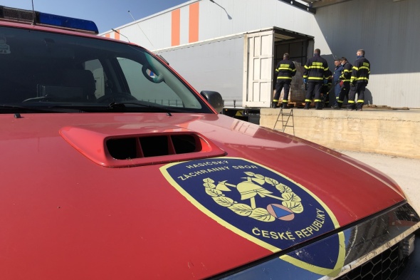Οι Τσέχοι πυροσβέστες κατά την εκφόρτωση στην Αθήνα