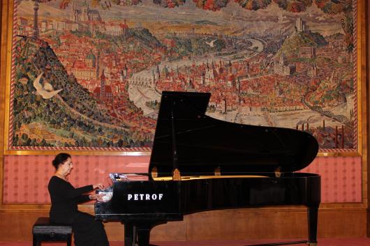 pianistka_m_gambarjan_na_velvyslanectvi