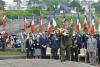 Přidělenec obrany České republiky ve Francii brigádní generál Jaroslav Malý při položení květin na pláži Puys.
