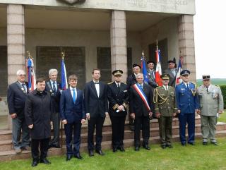 Společná fotografie představitelů České republiky, Slovenské republiky, regionu Hauts-de-France a města Neuville-Saint-Vaast.