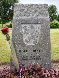 Hrob na hřbitově St. Duthus Cemetery v Tainu navštíven 13. srpna 2020