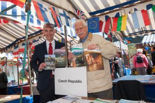 Aleš Opatrný z velvyslanectví ČR v Londýně a český honorární konzul Paul Millar u stánku České republiky