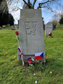 Hrob na hřbitově St. Ethelbert Churchyard v East Wretham navštíven 21. dubna 2021