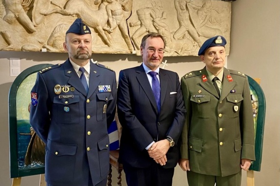Čeští hosté s ředitelem pobočky Vojenského muzea v Kalamatě ( vpravo )  - ©TharrosNews 
