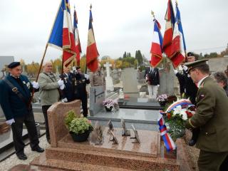 Dépôt de gerbe par l'Attaché de Défense le général de brigade Jaroslav Malý.