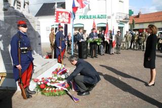    Dépôt de gerbes devant le monument à Neuville-Saint-Vaast.  