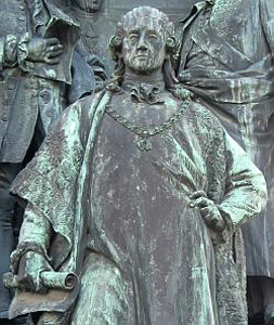 Václav Antonín kníže Kounic-Rietberg na pomníku Marie Terezie před Uměleckohistorickým muzeem ve Vídni