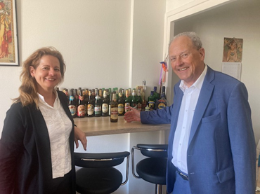 Titulář HK Lyon představuje sbírku produktů českých pivovarů v sídle úřadu HK
