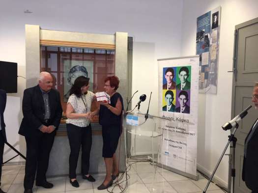 Vedoucí české delegace při předání děl českých spisovatelů ředitelce parlamentní knihovny. 