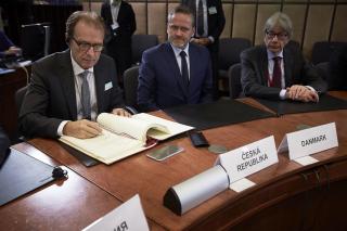 Náměstek Ivo Šrámek při podpisu Dohody o politickém dialogu a spolupráci mezi EU a členskými státy a Kubou