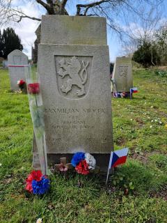 Hrob na hřbitově St. Ethelbert Churchyard v East Wretham navštíven 21. dubna 2021