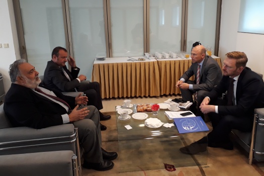 Náměstek Dürr, velvyslanec ČR Bondy a ředitel IOM Esdras při jednáních na velvyslanectví v Athénách