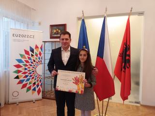 Albánská studentka získala Čestné uznání za své výtvarné dílo v 50. ročníku Mezinárodní dětské výtvarné výstavy Lidice 2022