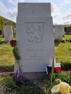 Hrob na hřbitově Scottow Cemetery ve Scottow navštíven 21. dubna 2021