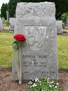 Hrob na hřbitově St. Duthus Cemetery v Tainu navštíven 13. srpna 2020