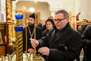 Ministr zahraničí Lubomír Zaorálek v chrámu ve městě Almaty