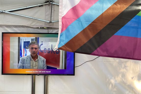 Český velvyslanec Ivo Šilhaný na záběru ze společného videa velvyslanců , které se promítalo na stánku diplomatických misí.