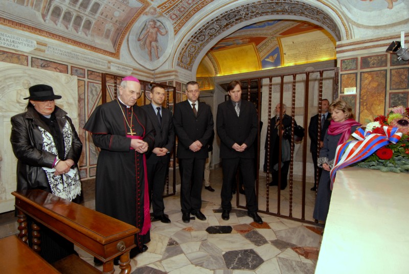 praneteř při uctění památky u hrobu kardinála Berana