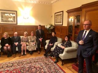 Guests of the reception enjoying the piano concert by William Howard