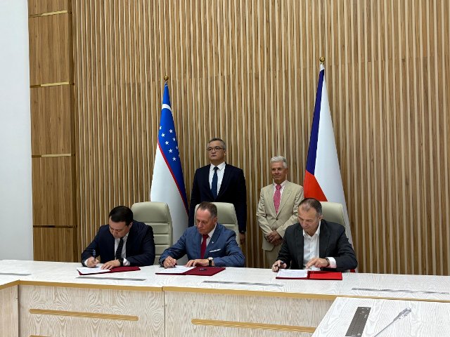 Podpis dokumentů při předání laboratoře