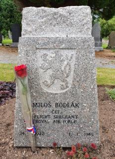 Hrob na hřbitově St. Duthus Cemetery v Tainu navštíven 13. srpna 2020