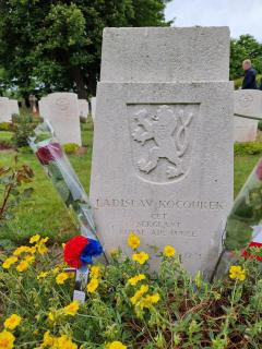 Hrob na hřbitově Chevington Cemetery v Morpeth navštíven 16. června 2021