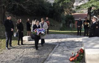 Polaganje vijenaca       Polaganje vijenaca 