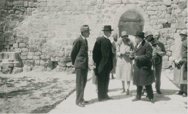 TGM na návštěvě Palestiny. S doprovodem v Jeruzalémě 9. dubna 1927; MÚA, AUTGM, fond Ustav T.G. Masaryka I (47/1), sign. 47-XIX-020 