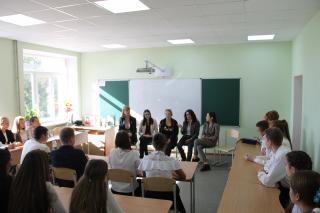 Beseda s žáky v Časyv Jaru (Foto: Donbas SOS) 