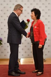 Miriam Kama přebírá cenu Gratias Agit
