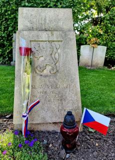 Hrob na hřbitově All Saints Churchyard v Honington navštíven 21. dubna 2021