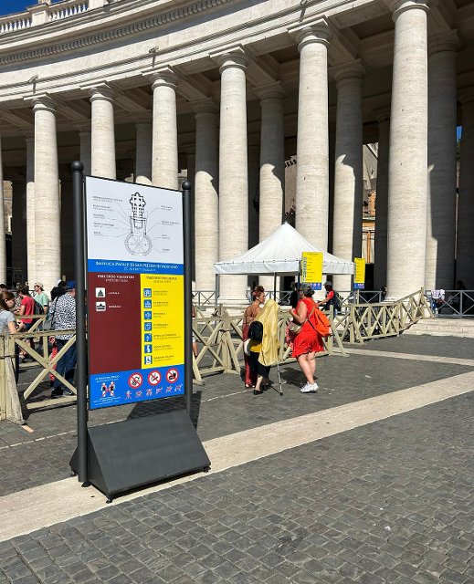 vstup do baziliky sv. Petra přes stanoviště "Percorso Preghiera" 