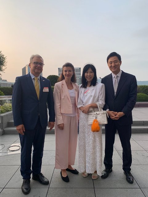 Ambassador and his wife met with Seoul Mayor Oh Se-hoon at the opening of the festival. 