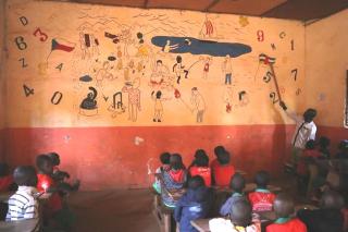 L'Enseignant enseigne à travers des peintures murales peintes par Jiří Franta et David Böhm