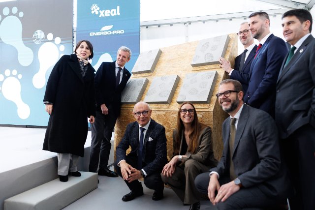 El acto de colocación de la primera piedra de una nueva planta