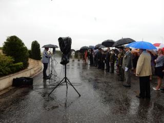 Hlavní ceremonie u Československo-francouzského památníku v Darney.
