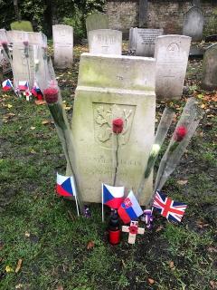 Hrob na hřbitově Brompton Cemetery v Londýně navštíven 3. prosince 2020