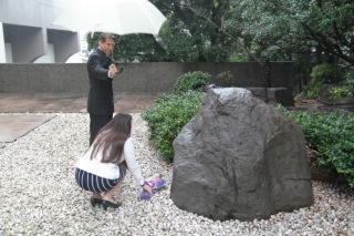 献花をするシュパルコヴァー副大臣
