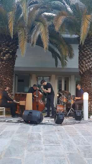 Vystoupení Dana Bárty a tria Roberta Balzara na velvyslanectví 