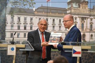 Tisková konference po předání Hospodářského přehledu - A. Gurría a B. Sobotka