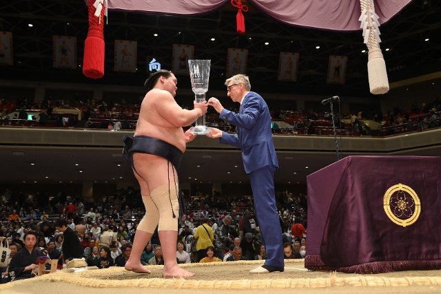 Velvyslanec předal český pohár vítězi novoročního Grand Sumo Tournament.