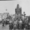 Sovětští vojáci na Karlově mostě před Malostranskou věží, květen 1945, LA-F/145-02/9
