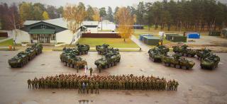 Slavnostní nástup české jednotky působící v rámci eFP NATO na základně v Rukle