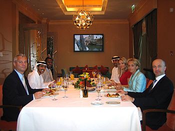Obchodní jenání v hotelu Emirates Palace za přítomnosti pana L. Sekyry a pana Nassera Omar Al Butti 